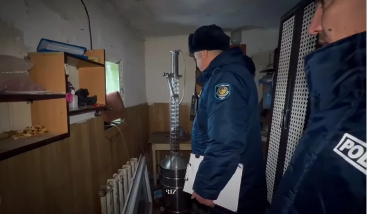 Житель Экибастуза подделывал известные бренды алкоголя у себя дома (ВИДЕО)