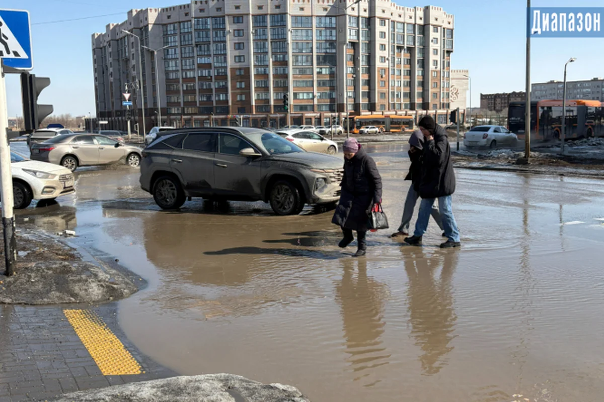 Два пешехода ушли под воду с головой, пытаясь обойти лужу на «зебре» в Актобе