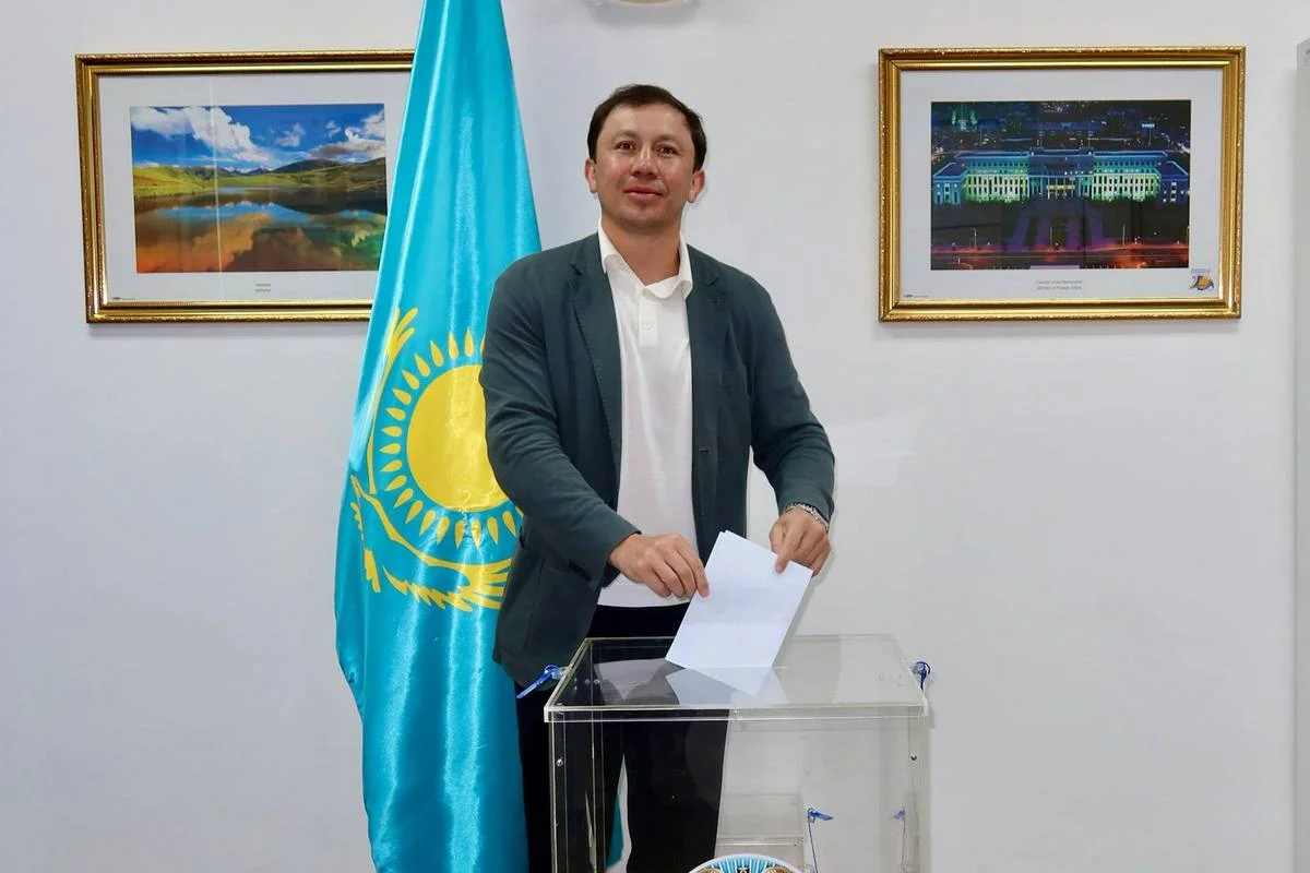 Геннадий Головкин проголосовал в Бангкоке на референдуме по новой Конституции Казахстана