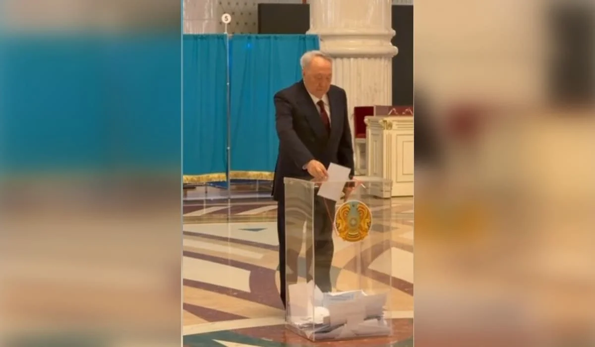 Нурсултан Назарбаев проголосовал на референдуме