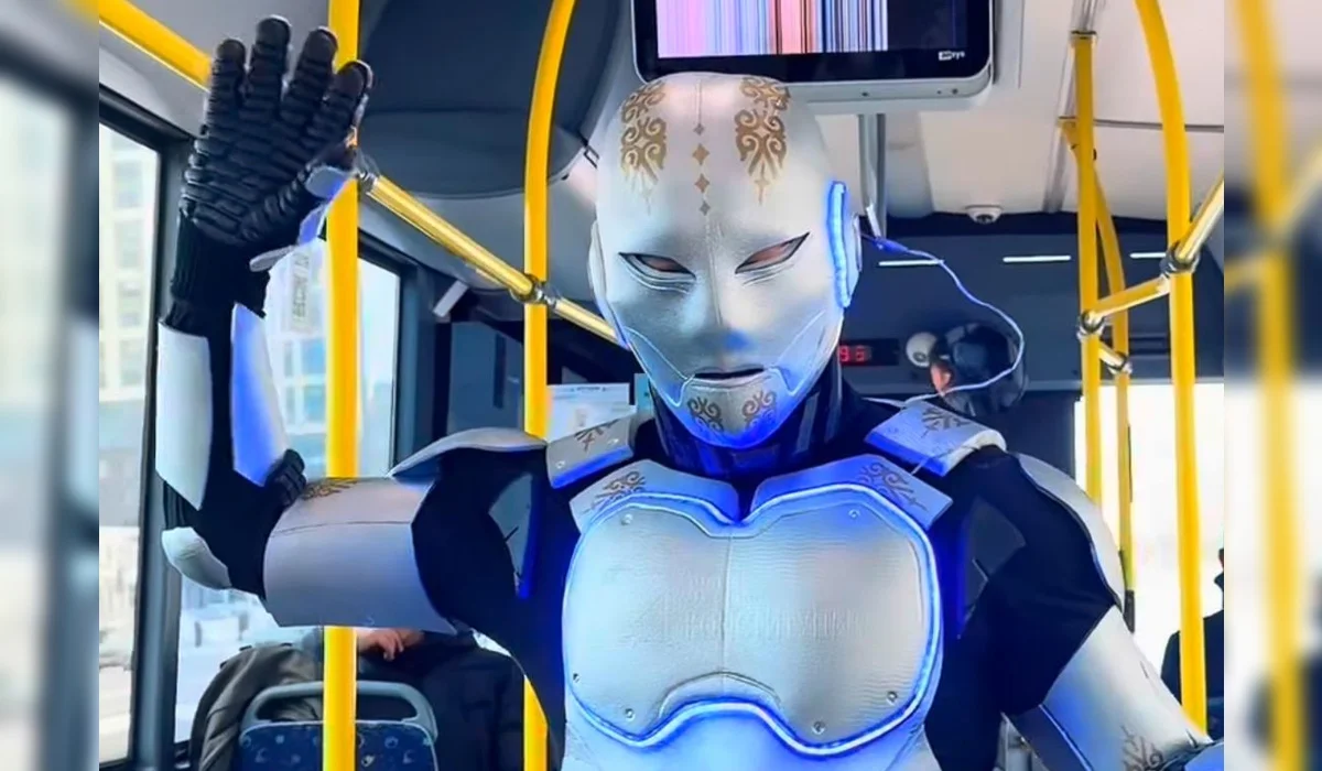 Робот и барс Адлет устроили перформанс в Астане в день референдума (ВИДЕО)