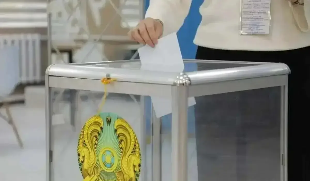 В лучших традициях праздника «Көрісу»: актюбинка обнялась со всеми членами комиссии по референдуму