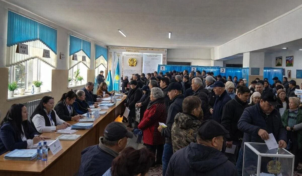 Очереди из голосующих и праздничное настроение: как казахстанцы голосуют на референдуме в регионах