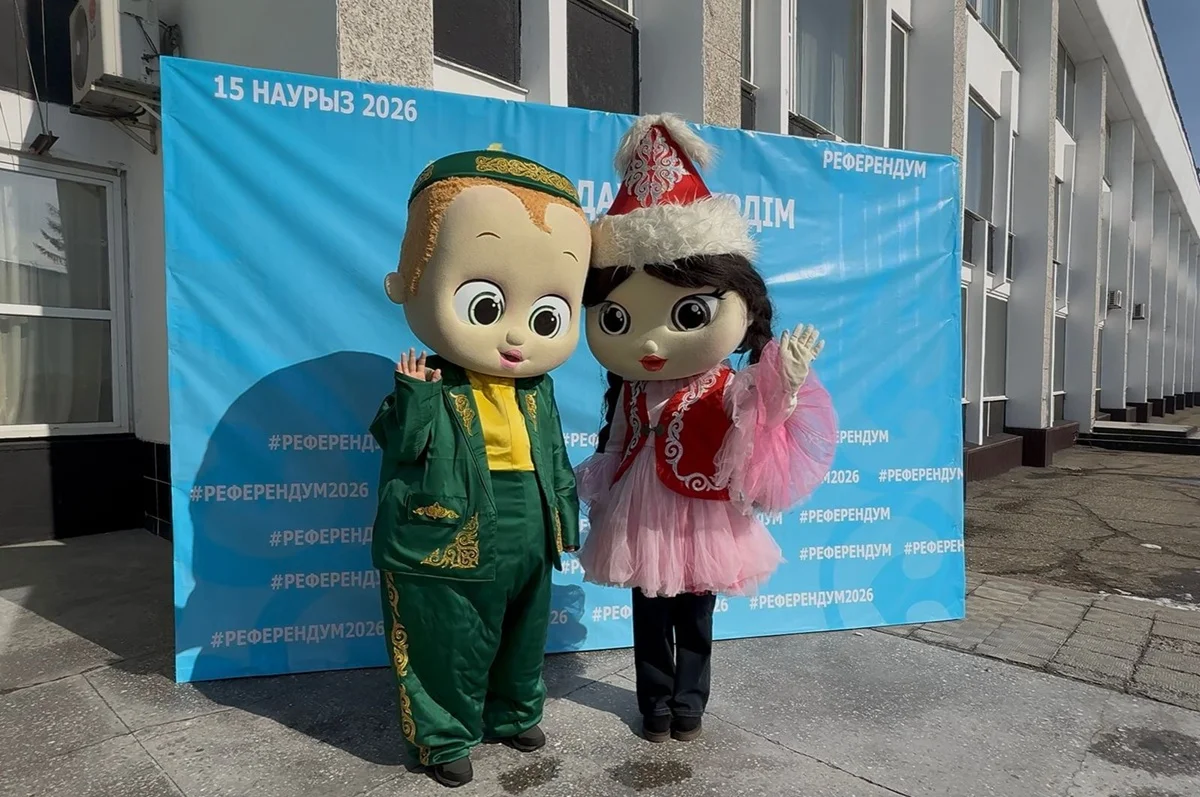 В ВКО на участки голосования пришли сказочные персонажи и герои в национальных костюмах