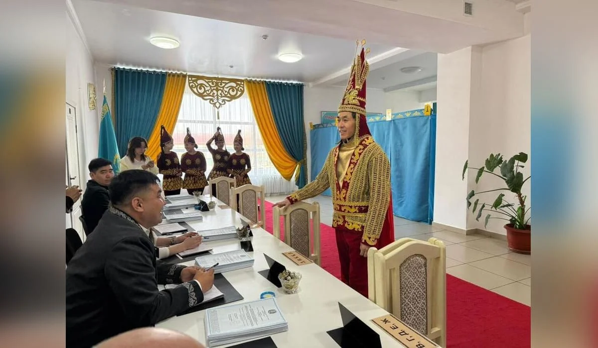 «Золотой человек» пришел голосовать на референдум в Алматинской области (ФОТО)