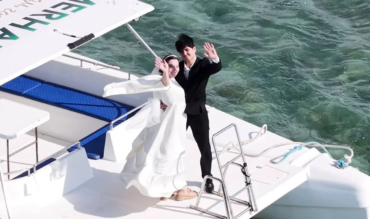 Love story на Каспии: молодожены прибыли на референдум на катере
