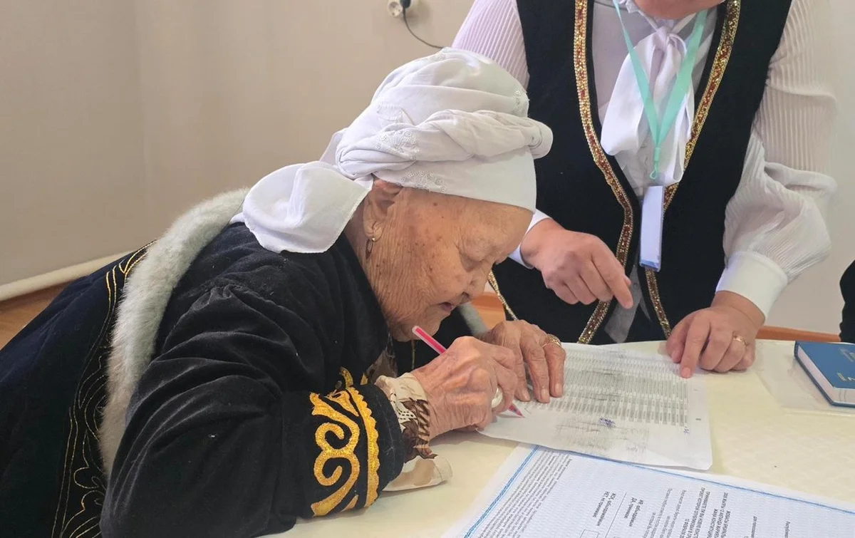 В Мангистау 104-летняя бабушка сделала свой выбор