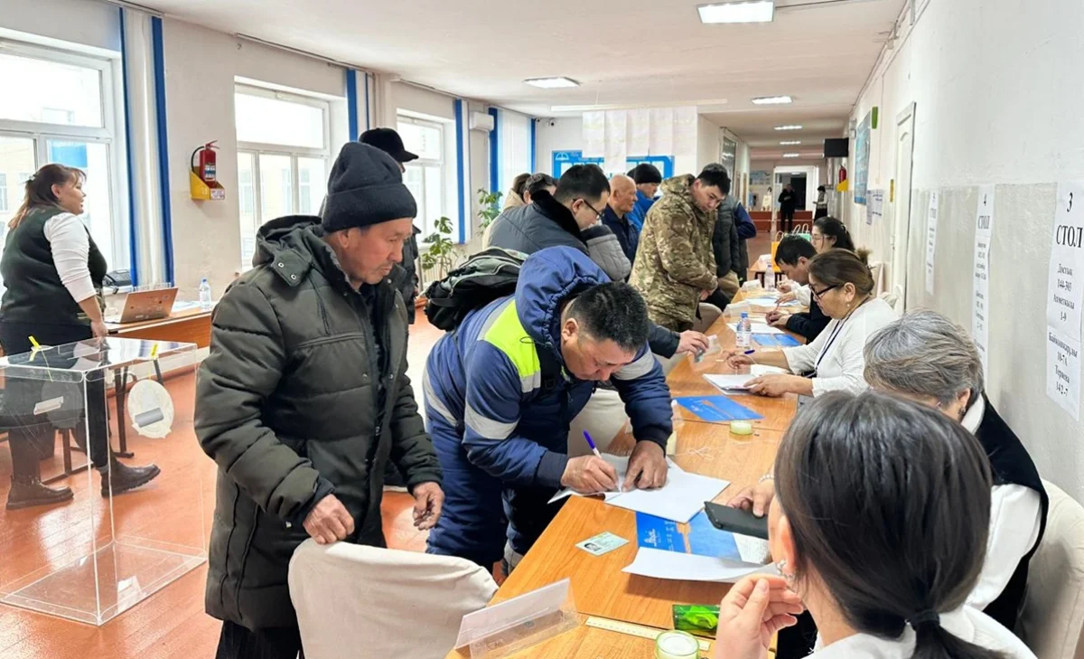 Жители села в области Абай поспешили на участок сразу после открытия