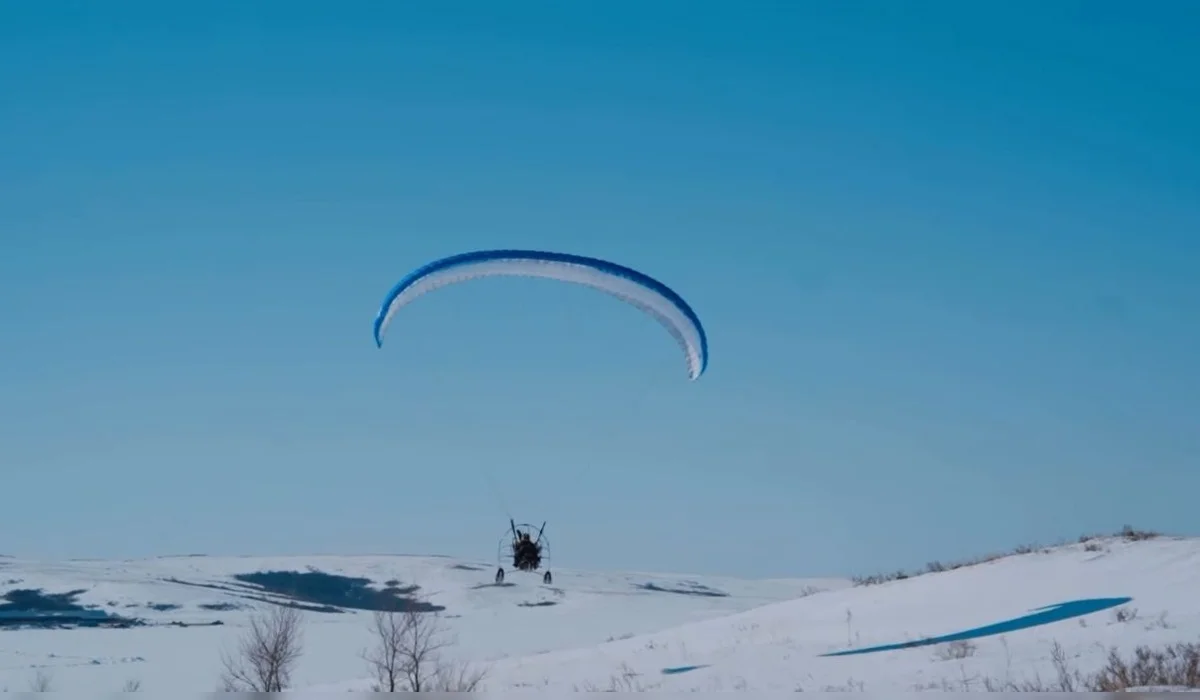 Экстремал на параплане прибыл проголосовать на референдуме в Усть-Каменогорске