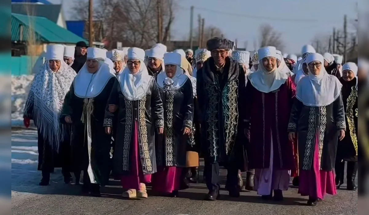 60 свекровей и 60 невесток: необычная акция объединила поколения на участке голосования в Актобе