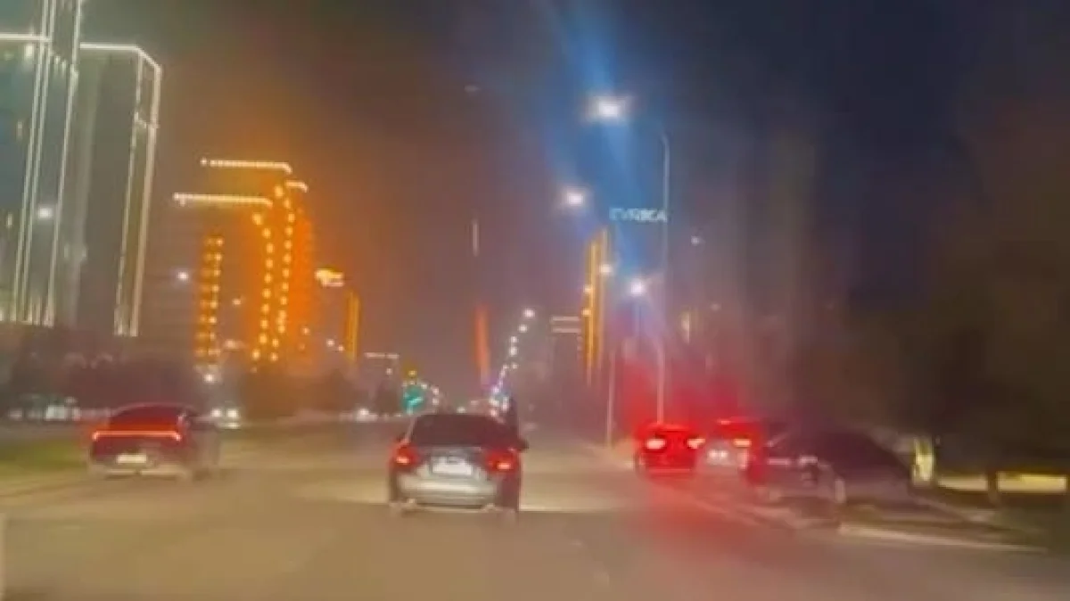 «Хотел поздравить друга с днем рождения»: парень запустил салюты из движущегося авто в Шымкенте (ВИДЕО)