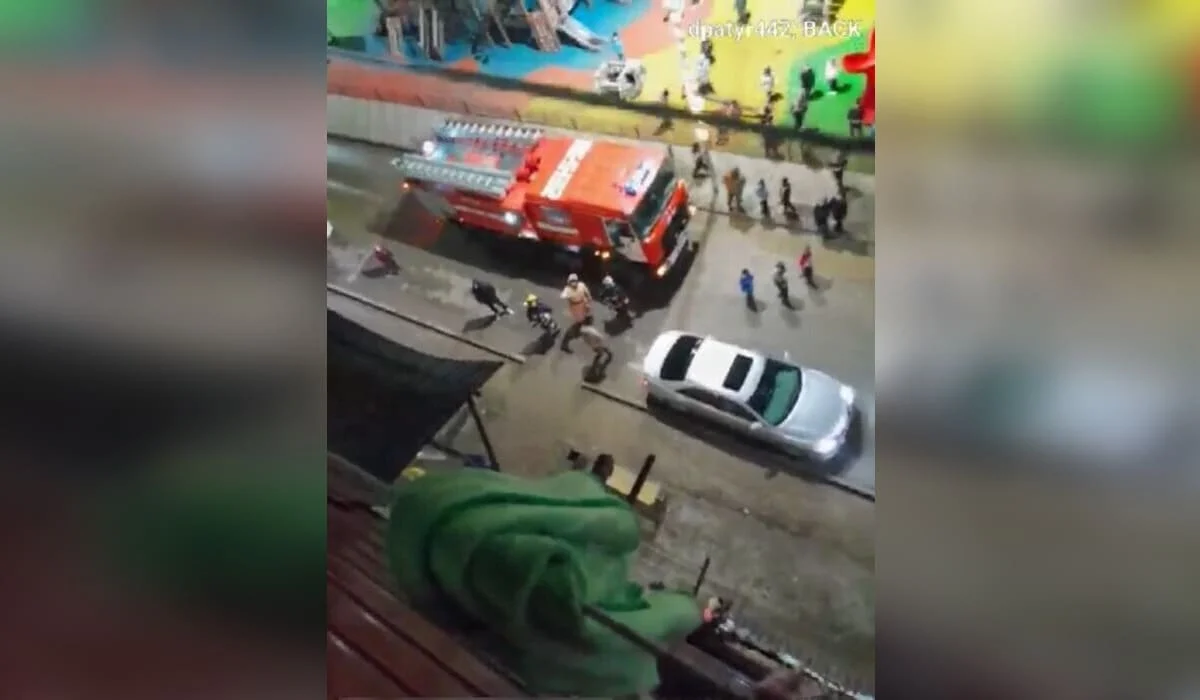 Участковый спас малышей, запертых в квартире с включенной газовой плитой в Атырауской области (ВИДЕО)