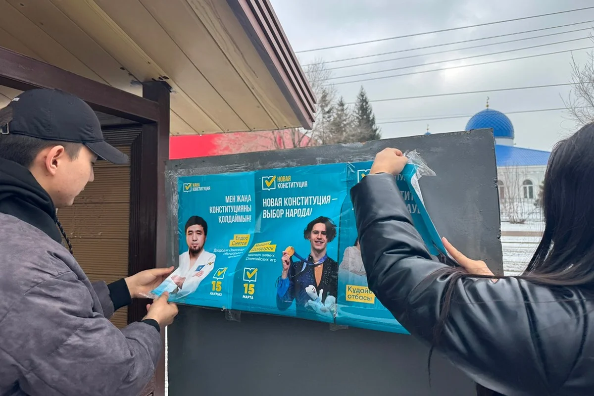 Молодежь партии «AMANAT» начала сбор агитационных материалов, размещенных в ходе кампании к референдуму