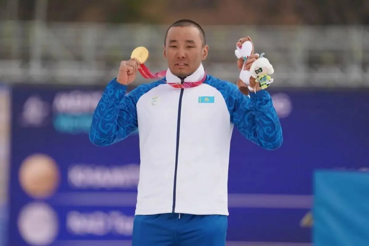 Чемпиона Паралимпийских игр Ербола Хамитова торжественно встретили в аэропорту Астаны (ВИДЕО)