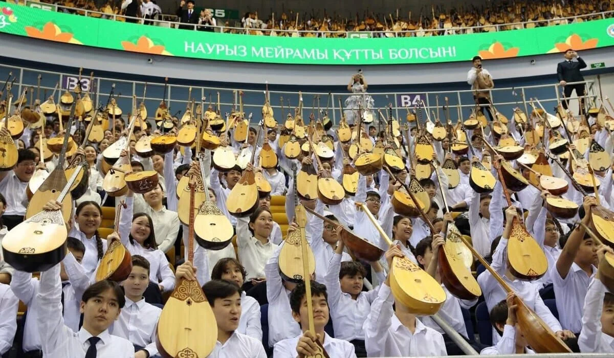 11,5 тысячи юных домбристов сыграли вместе в Алматы и установили рекорд Казахстана