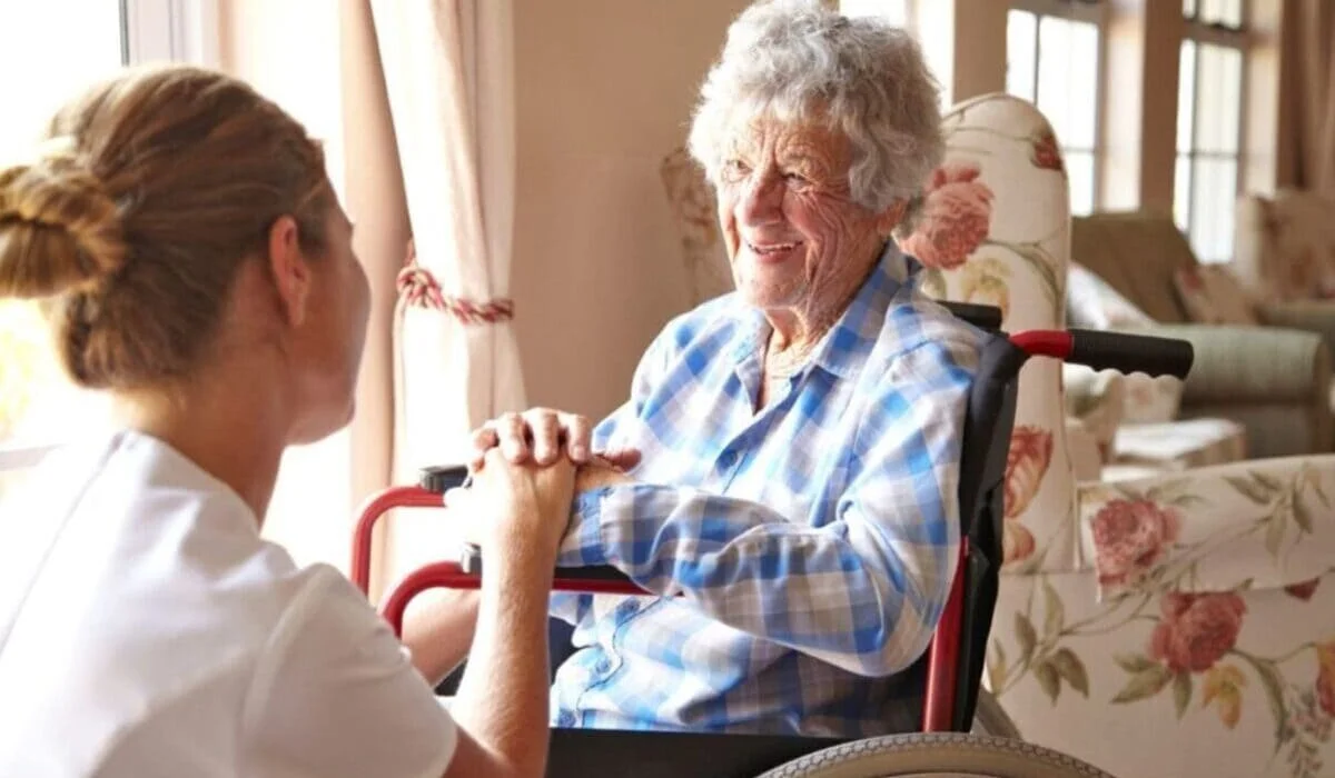 В Казахстане предложили платить опекунам взрослых инвалидов и засчитывать уход в трудовой стаж