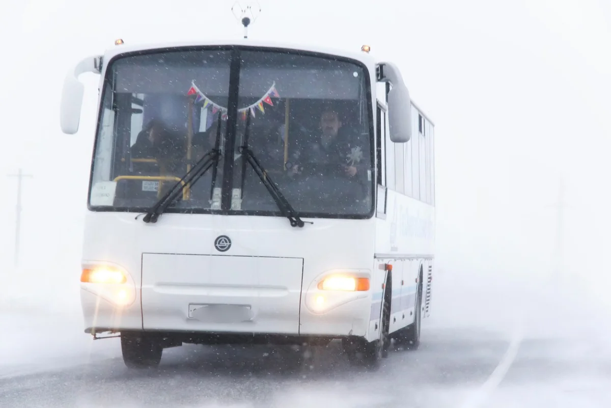 Водитель рейсового автобуса бросил пассажиров с детьми в степи и вернулся в Актобе