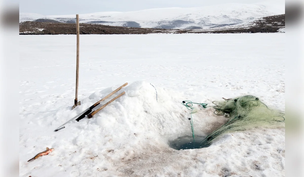 Два рыбака провалились под лед на водохранилище в Костанайской области