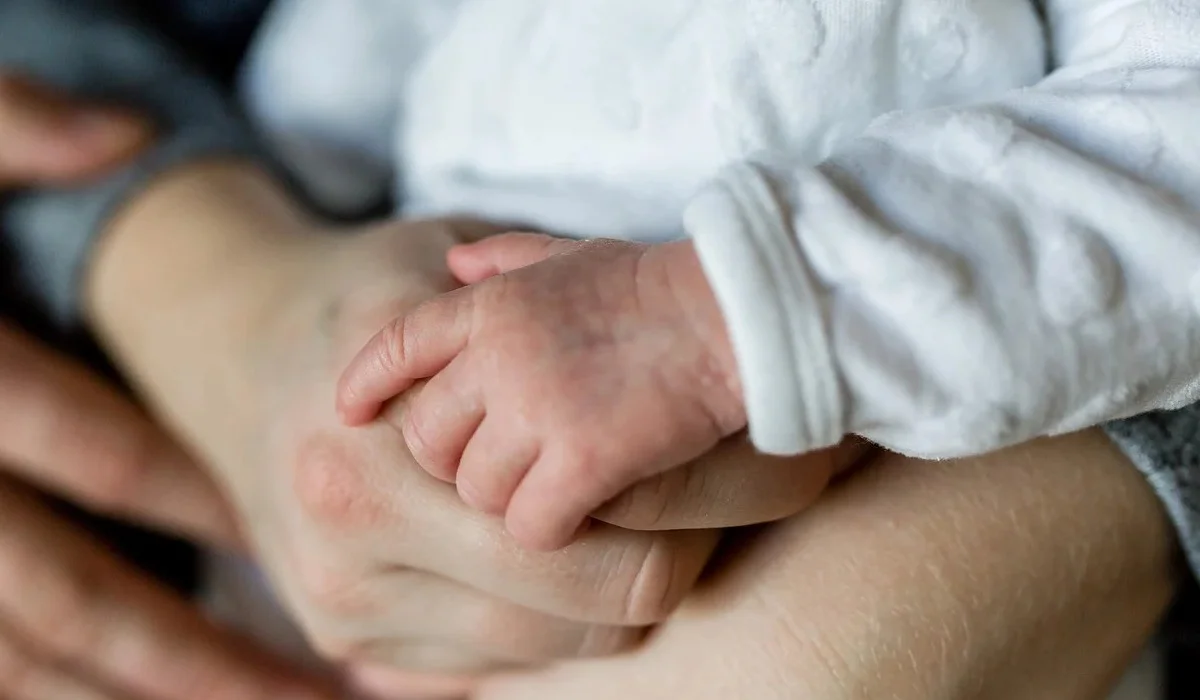 Шестимесячный младенец умер у больницы в Атырау