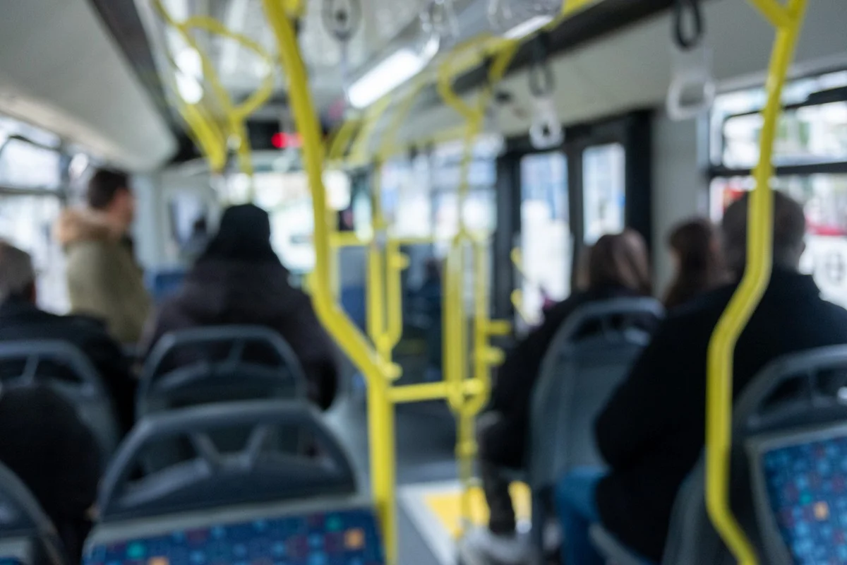 Пристававшего к детям в автобусе мужчину и ударившего его парня наказали в Усть-Каменогорске