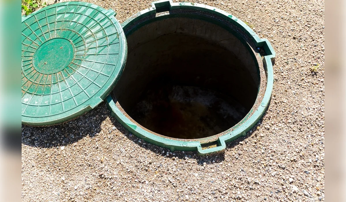 Мужчина провалился в двухметровый колодец в Темиртау (ВИДЕО)