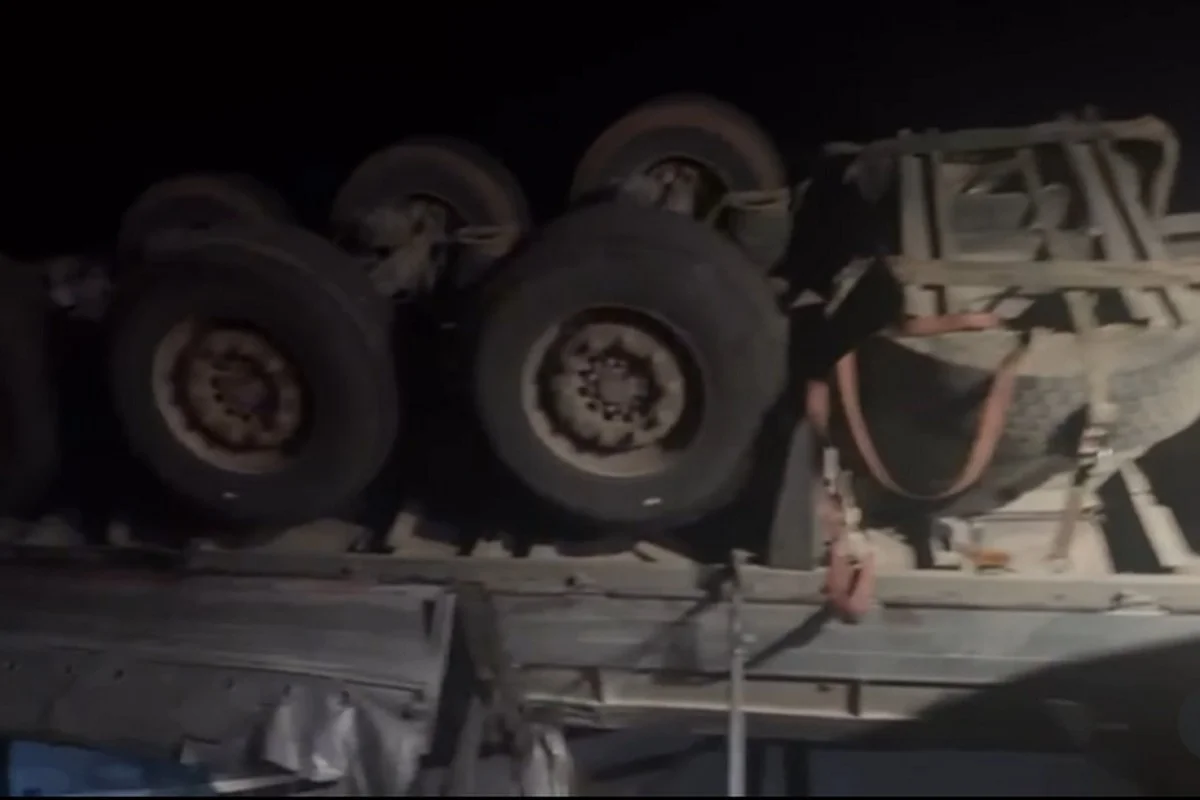 Фура опрокинулась и придавила встречное авто: массовое ДТП в области Жетысу (ВИДЕО)