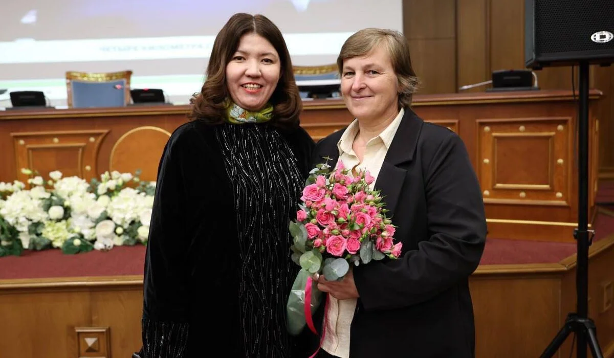 Учительницу-героиню из Павлодарской области наградили в Минпросвещения