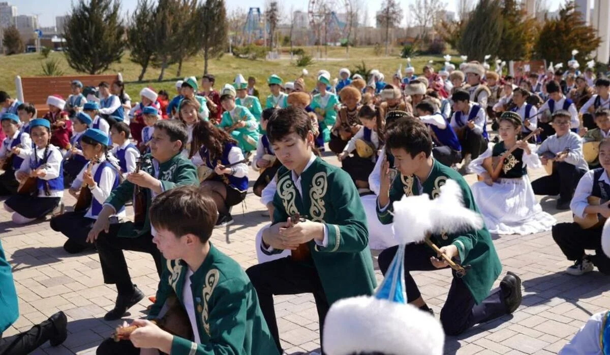 Полмиллиона детей одновременно сыграли на домбре по всему Казахстану