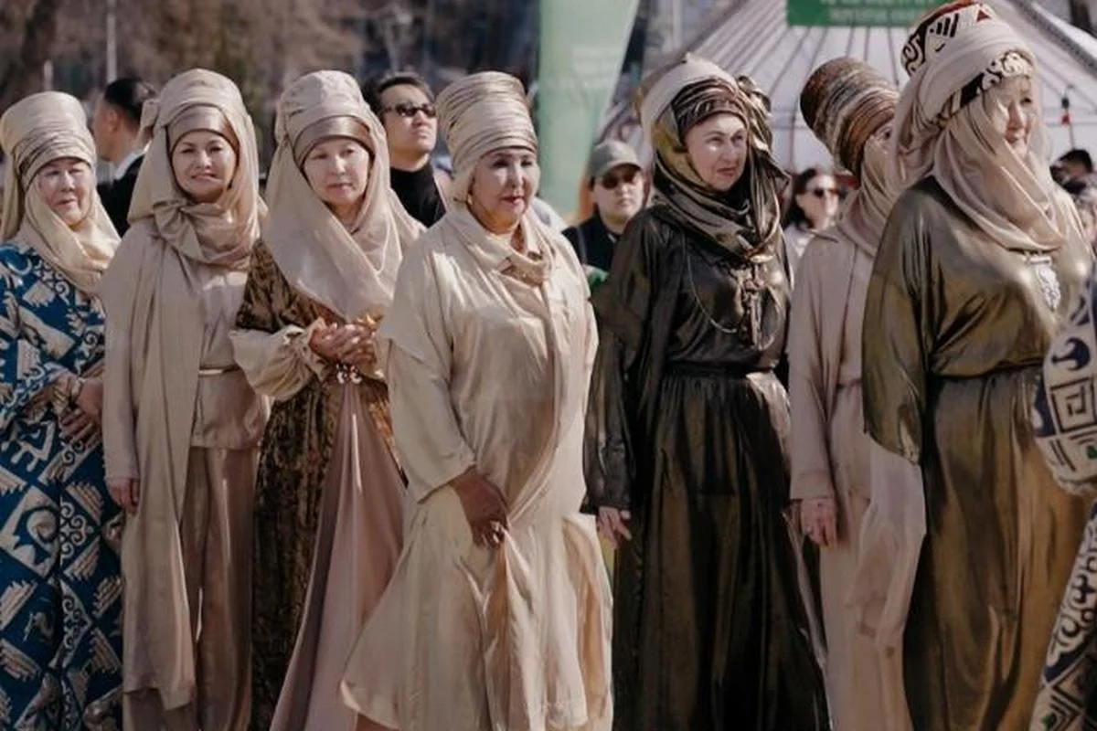 Уникальный модный показ с участием апашек прошел в день Наурыза в Алматы