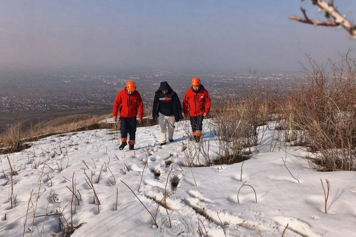 Двое вышли встречать эвакуатор и заблудились в горах в Алматинской области