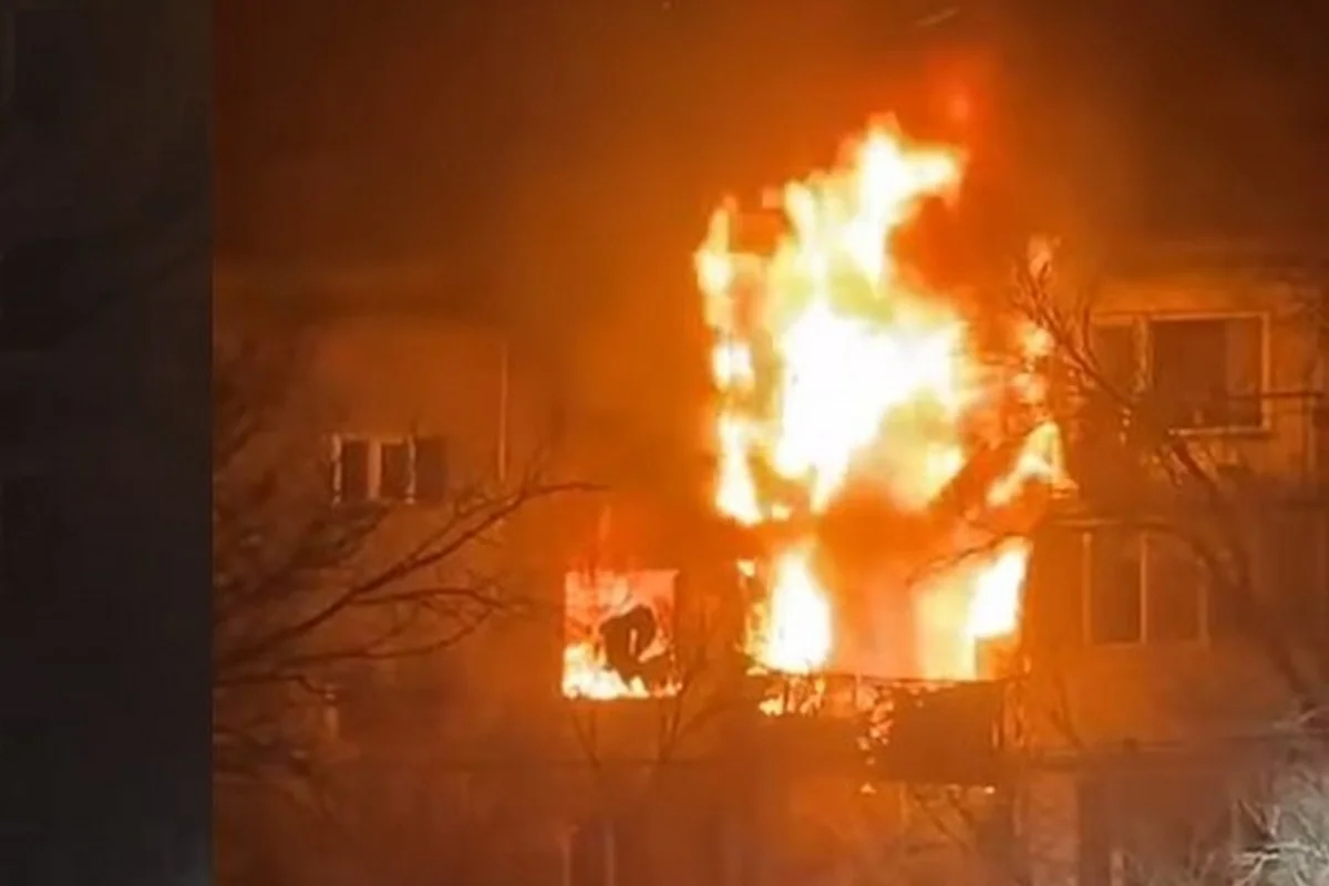 Пять полицейских и трое жильцов пострадали при взрыве газа в многоэтажке в Шахтинске