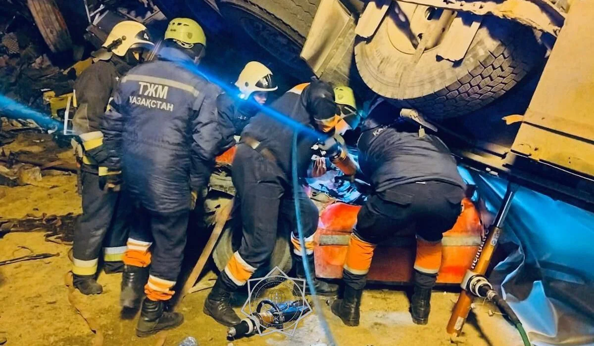 Водителя зажало в авто после столкновения на трассе в области Жетысу (ВИДЕО)