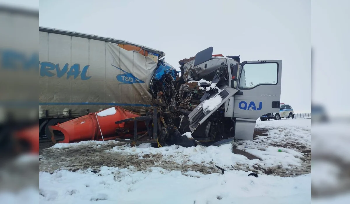 Грузовик Volvo столкнулся с дорожным погрузчиком на трассе Астана - Петропавловск