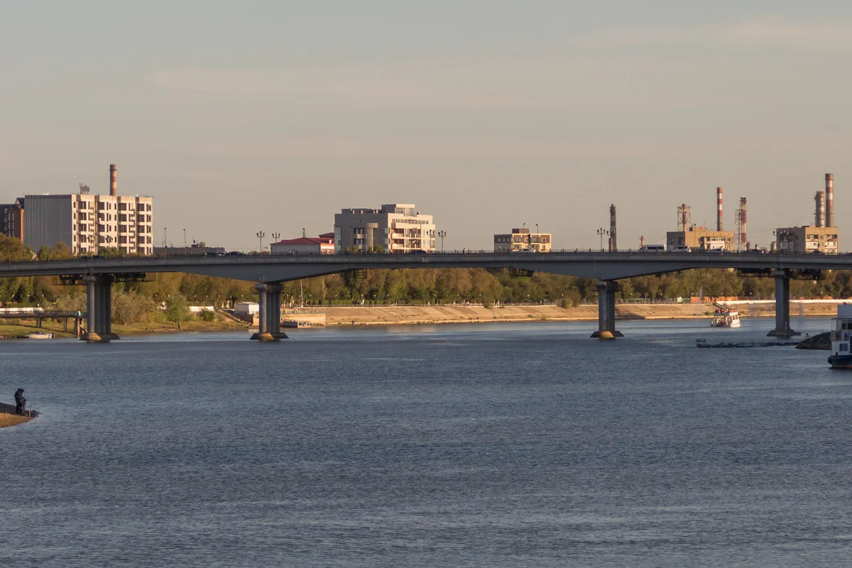 Молодую пару ударило током на центральном мосту Атырау во время дождя