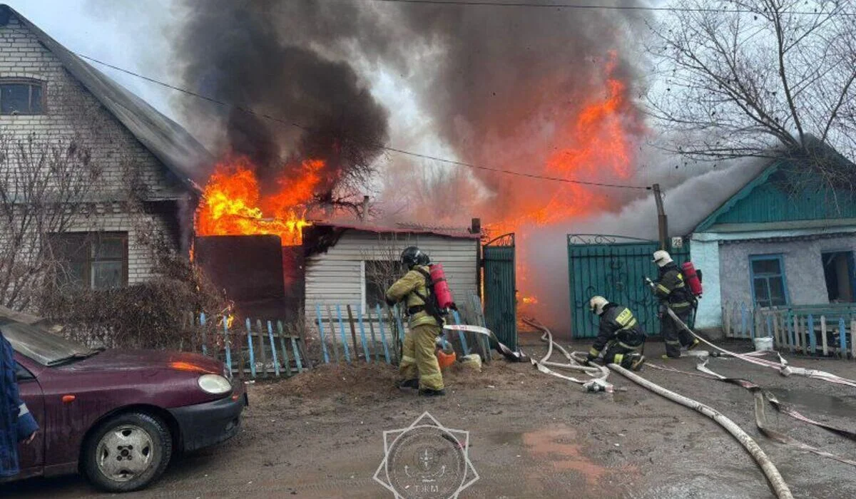 Женщину спасли из горящего дома в Уральске (ВИДЕО)