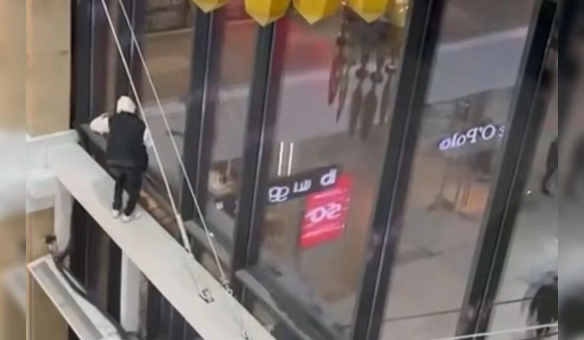 Подросток упал с высоты в ТРЦ в Атырау (ВИДЕО)