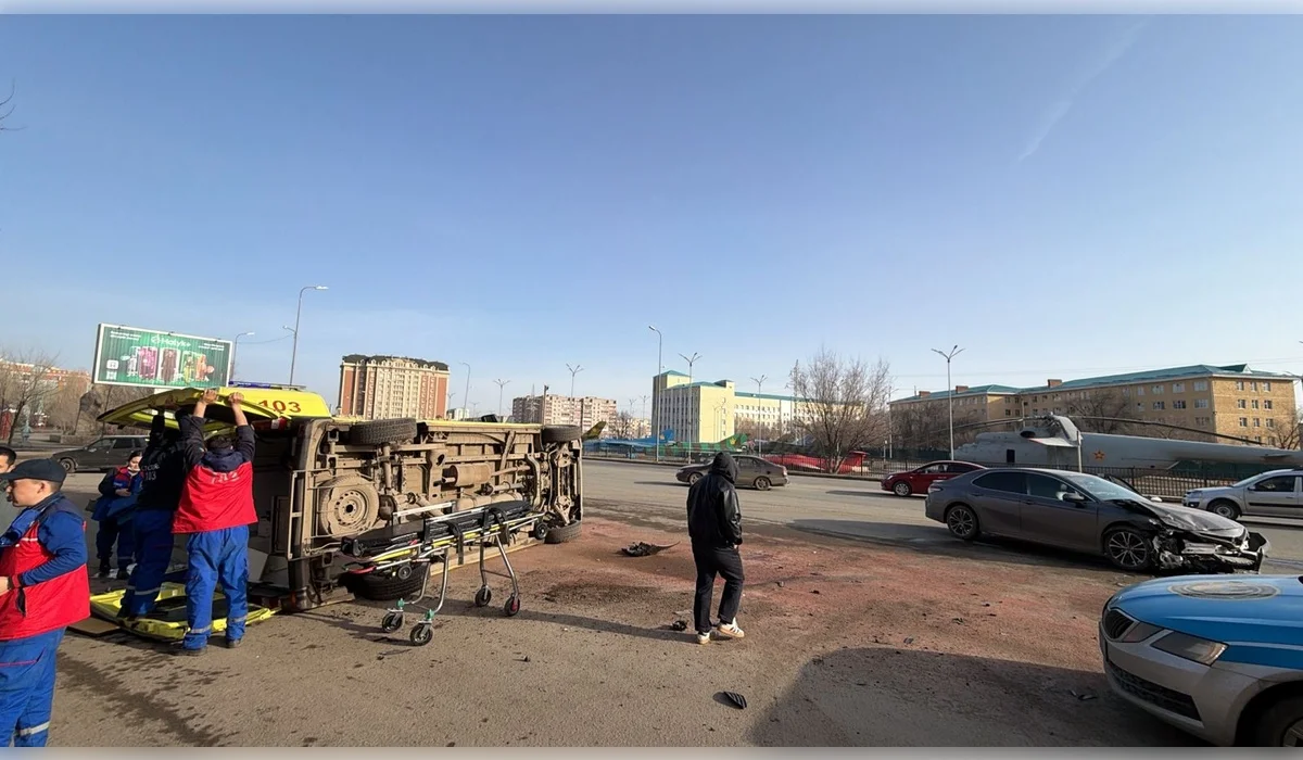 Скорая с беременной перевернулась после ДТП в Актобе