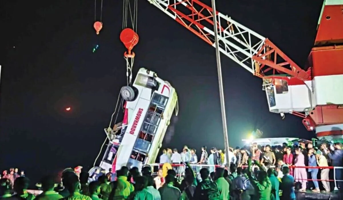 Автобус с пассажирами упал в реку в Бангладеш: найдены тела погибших (ВИДЕО)