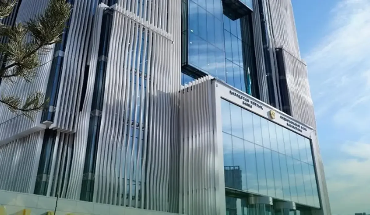 Нацбанк продлил обращение старых банкнот 10 тысяч тенге