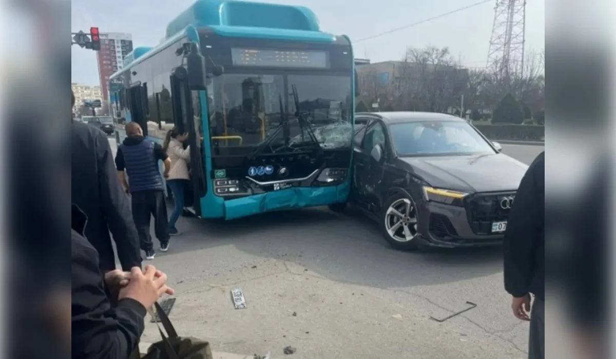 Автобус попал в ДТП возле акимата Мангистауской области, есть пострадавшие