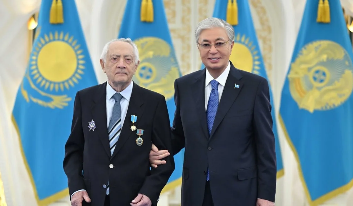 Токаев присвоил легендарному альпинисту звание «Қазақстанның Еңбек Ері»