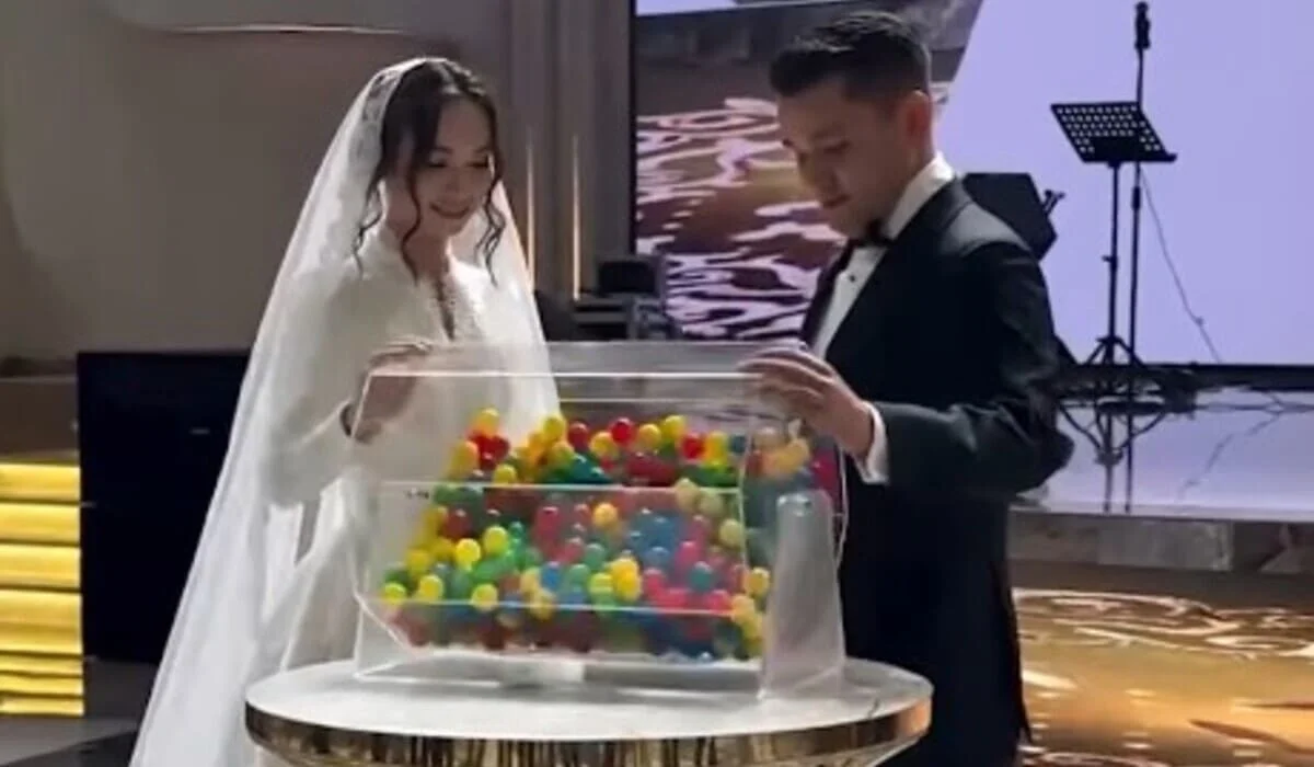 Певцы Жанболат и Жазира разыграли автомобиль на свадьбе сына (ВИДЕО)