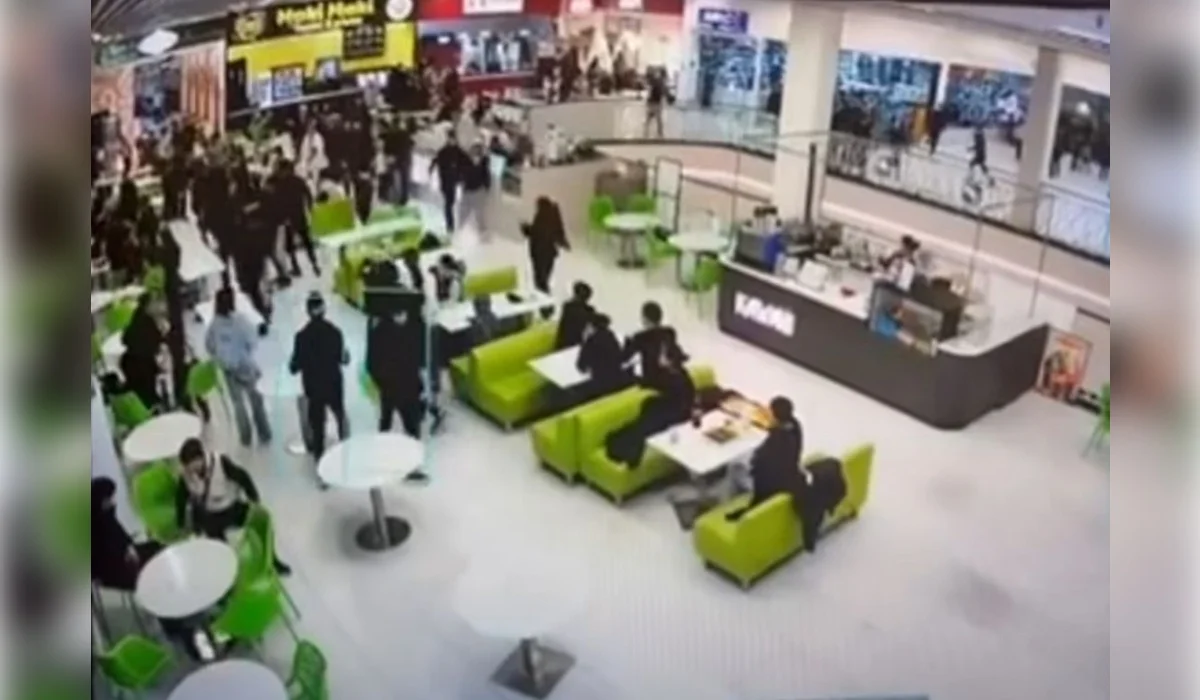 Массовая потасовка в ТЦ Астаны попала на видео