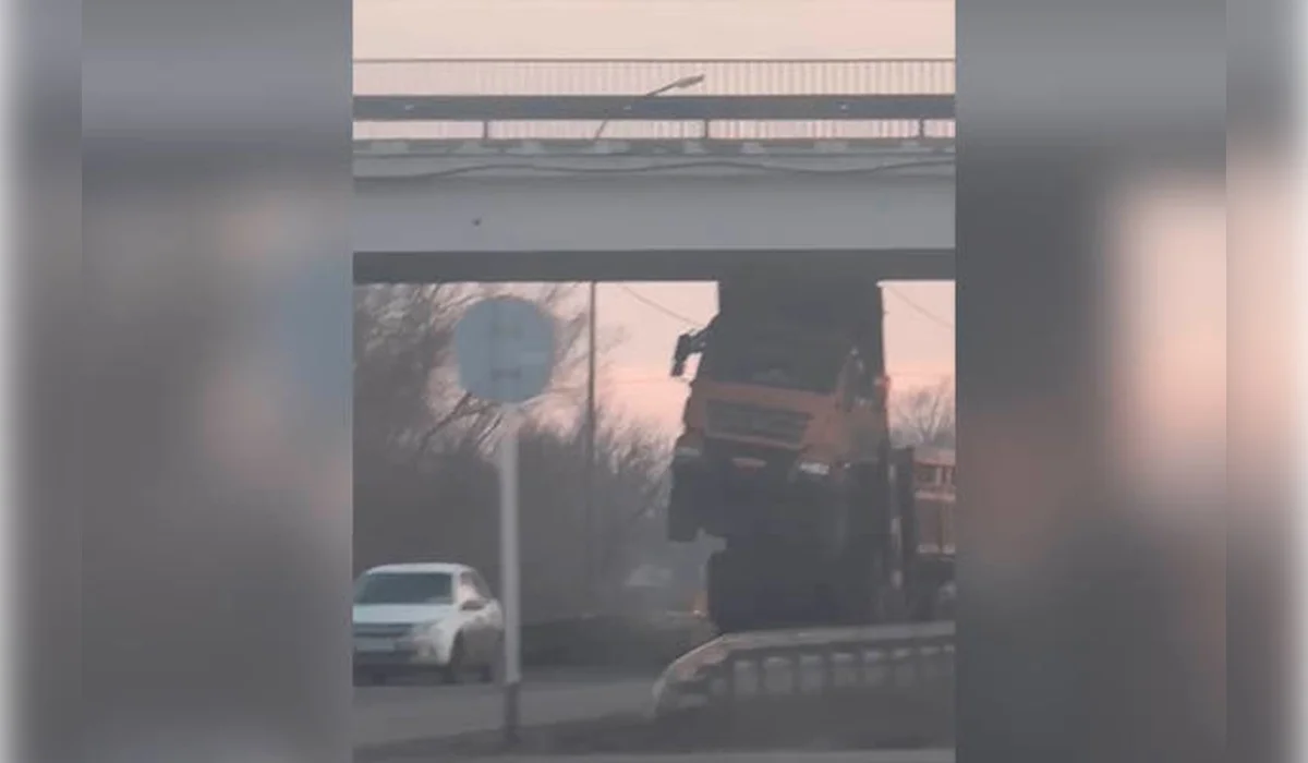 Грузовик врезался в мост на выезде из Костаная (ВИДЕО)