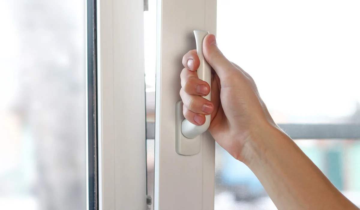 15-летняя девочка выпала из окна многоэтажного дома в Костанае