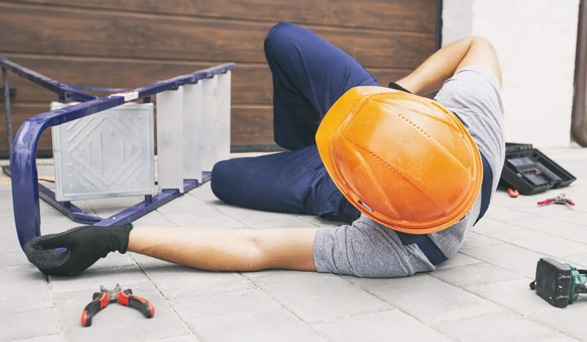 Работник получил инвалидность: кассационный суд отменил смешанную вину