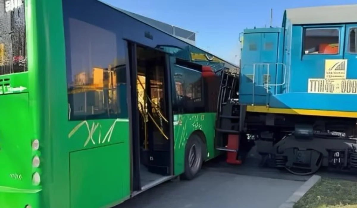 Поезд столкнулся с автобусом близ Алматы, есть пострадавшие