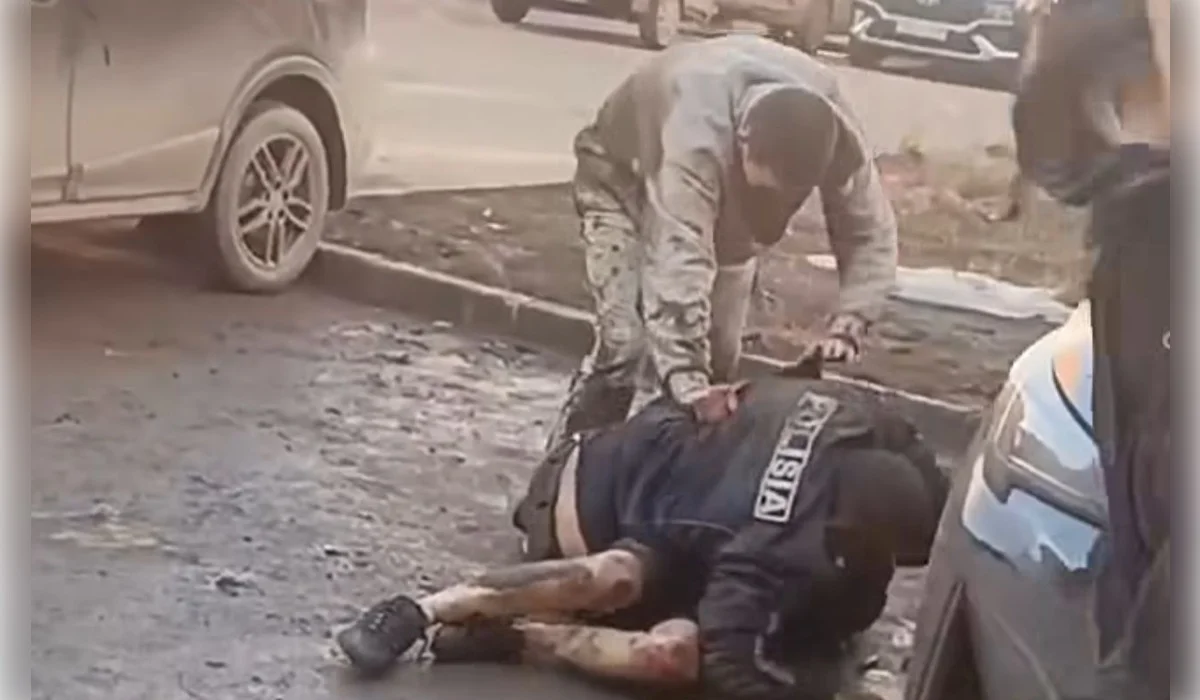 Пьяная компания жестоко избила полицейского при детях в Костанае (ВИДЕО)