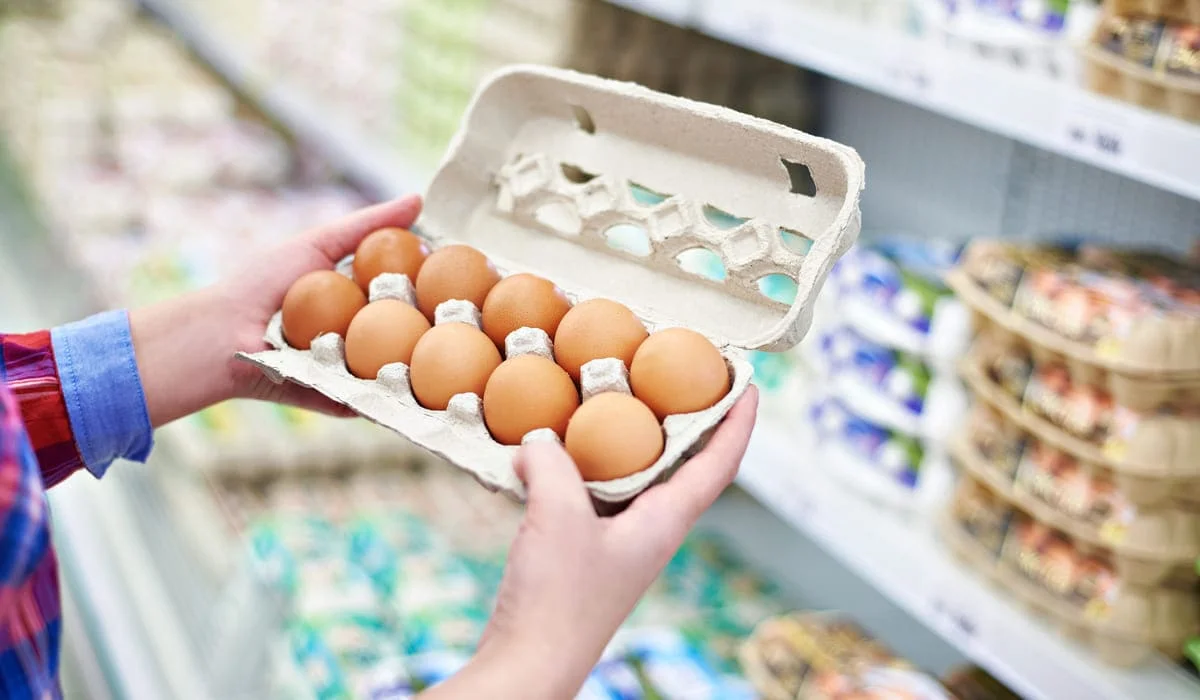 Недовес куриных яиц выявили в крупной сети супермаркетов в Казахстане