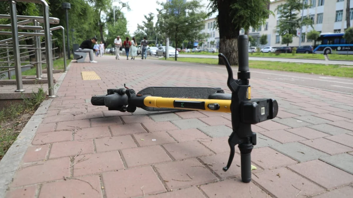 Брошенные электросамокаты будут забирать с улиц Алматы